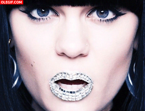 GIF: Los labios de Jessie J cambiando de color