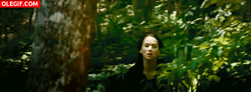 GIF: Katniss corre sin parar por el bosque