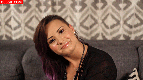 GIF: Demi Lovato moviendo la melena