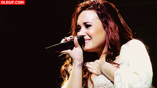 GIF: Demi Lovato llorando de felicidad en un concierto