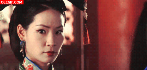 GIF: Lucy Liu moviendo la cabeza