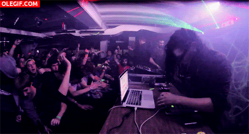 GIF: DJ pinchando entre luces