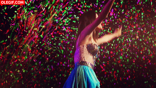 GIF: Bailando bajo una lluvia de confeti