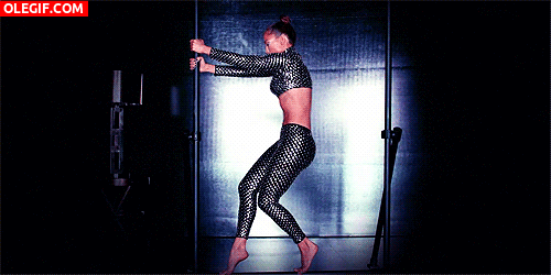 GIF: Jennifer Lopez bailando junto a una barra