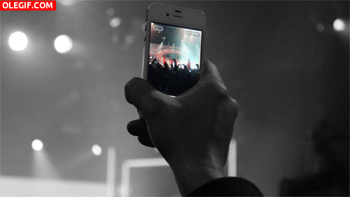 GIF: Grabando el concierto con el smartphone