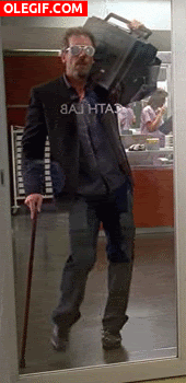 GIF: El Dr. House bailando con mucho ritmo