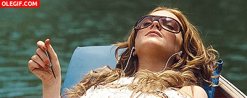 GIF: Lindsay Lohan tomando el sol en una barca