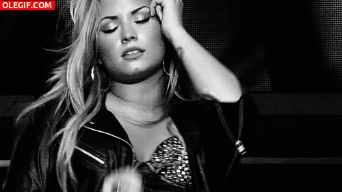 GIF: Demi Lovato moviéndose sobre el escenario