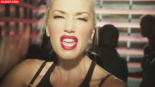 GIF: Gwen Stefani cantando con mucha emoción