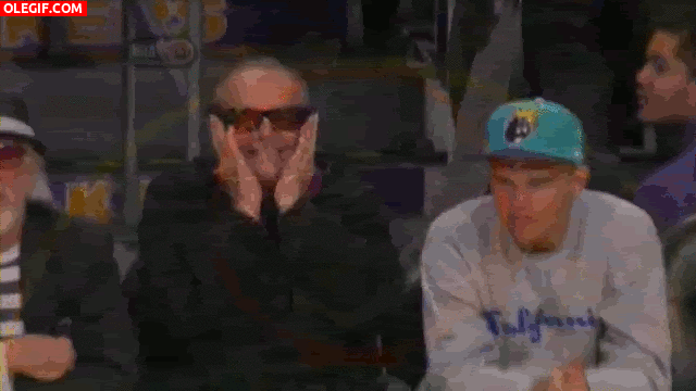 GIF: Jack Nicholson sufriendo en el partido
