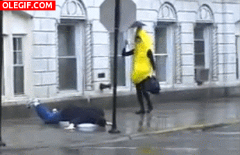 GIF: Una banana tropezando