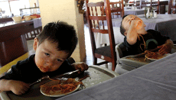 GIF: Niños que comen mientras duermen