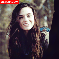 GIF: Crystal Reed mostrando su bonita sonrisa