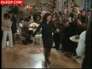 GIF: Elaine dando la nota en una fiesta