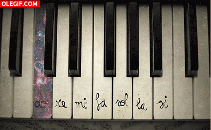 GIF: Notas musicales sonando en un piano