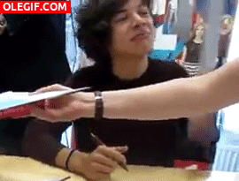 GIF: Harry Styles emocionado por firmar autógrafos