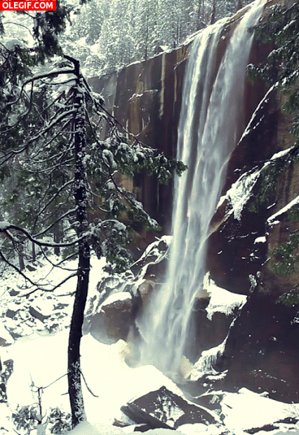 GIF: Cascada fluyendo en invierno