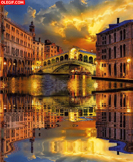 GIF: Agua meciéndose en un canal de Venecia