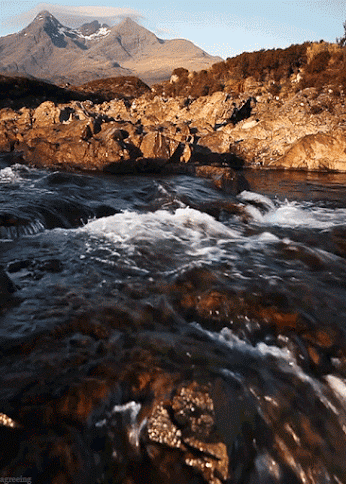 GIF: El cauce de un río fluyendo