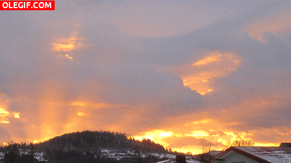 GIF: Nubes en movimiento al amanecer