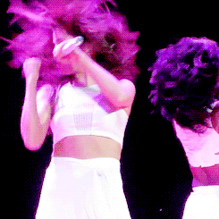 GIF: Selena Gomez moviendo la melena