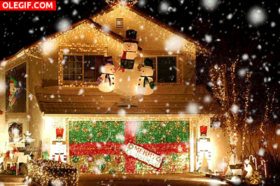 GIF: Nieva sobre una casa iluminada por Navidad