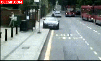 GIF: ¡Cuidado con los autobuses!