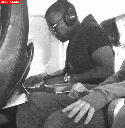 GIF: A Kanye West le mola bailar en pleno vuelo