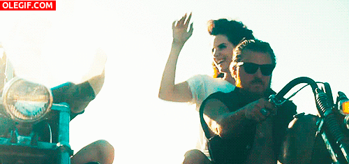 GIF: A Lana Del Rey la gusta montar en moto