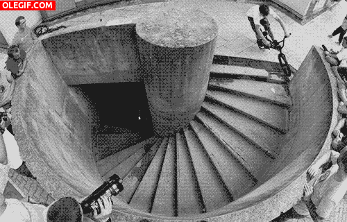 GIF: Descenso extremo por unas escaleras