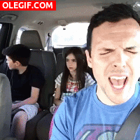 GIF: Cuando vas en el coche y no soportas que cante tu papá