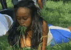 GIF: A esta mujer le gusta comer hierba
