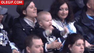 GIF: Este bebé siente la emoción del partido
