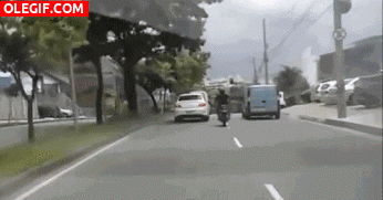 GIF: Este motorista es un imprudente