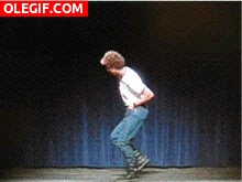 GIF: A este chico le gusta mover las caderas
