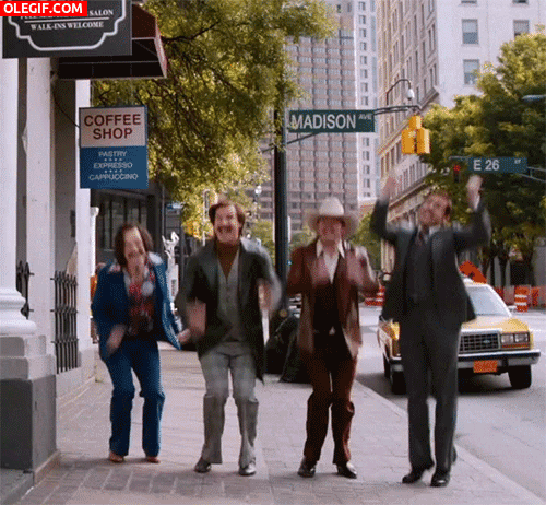 GIF: Los protagonistas de "Anchorman" saltando de felicidad