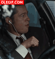 GIF: Brad Pitt bailando en el coche