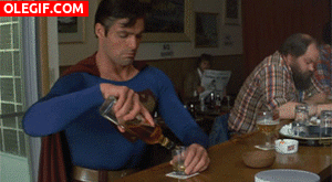 GIF: Superman echando un trago