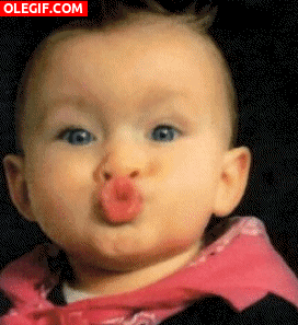 GIF: Este bebé te manda un fuerte beso