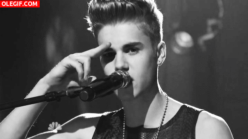 GIF: Justin Bieber cantando en directo