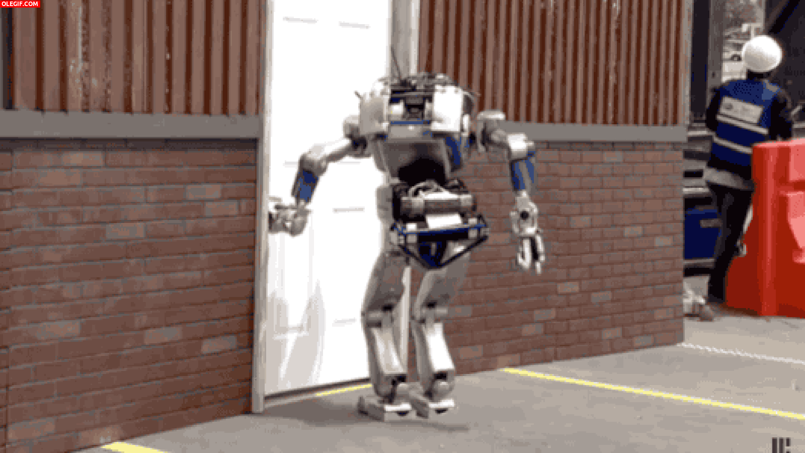 GIF: Este robot se cae de culo