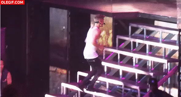 GIF: El tropiezo de Justin Bieber