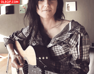 GIF: Una chica guapa tocando la guitarra