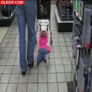 GIF: Este bebé está limpiando el suelo del supermercado