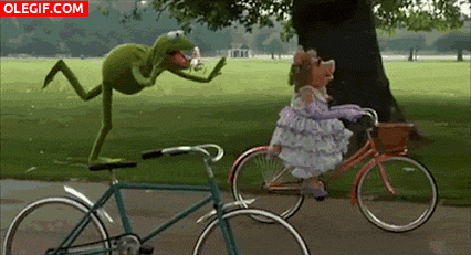 GIF: La Rana Gustavo paseando en bici con Peggy