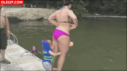GIF: ¡Mamá y bebé al agua!