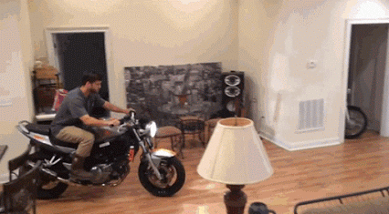 GIF: Estrellando la moto en el salón