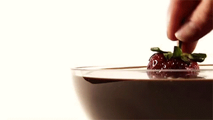 GIF: Mojando una fresa en chocolate fundido