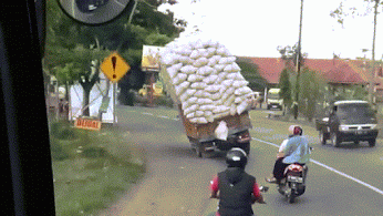 GIF: ¡Este camión lleva mucho peso!