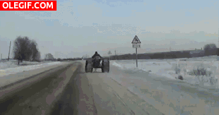 GIF: Un tractor-esquí en la carretera